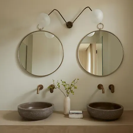 וילה Sui Generis *