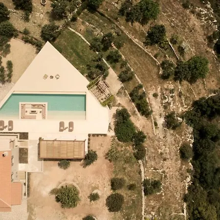 וילה Sui Generis